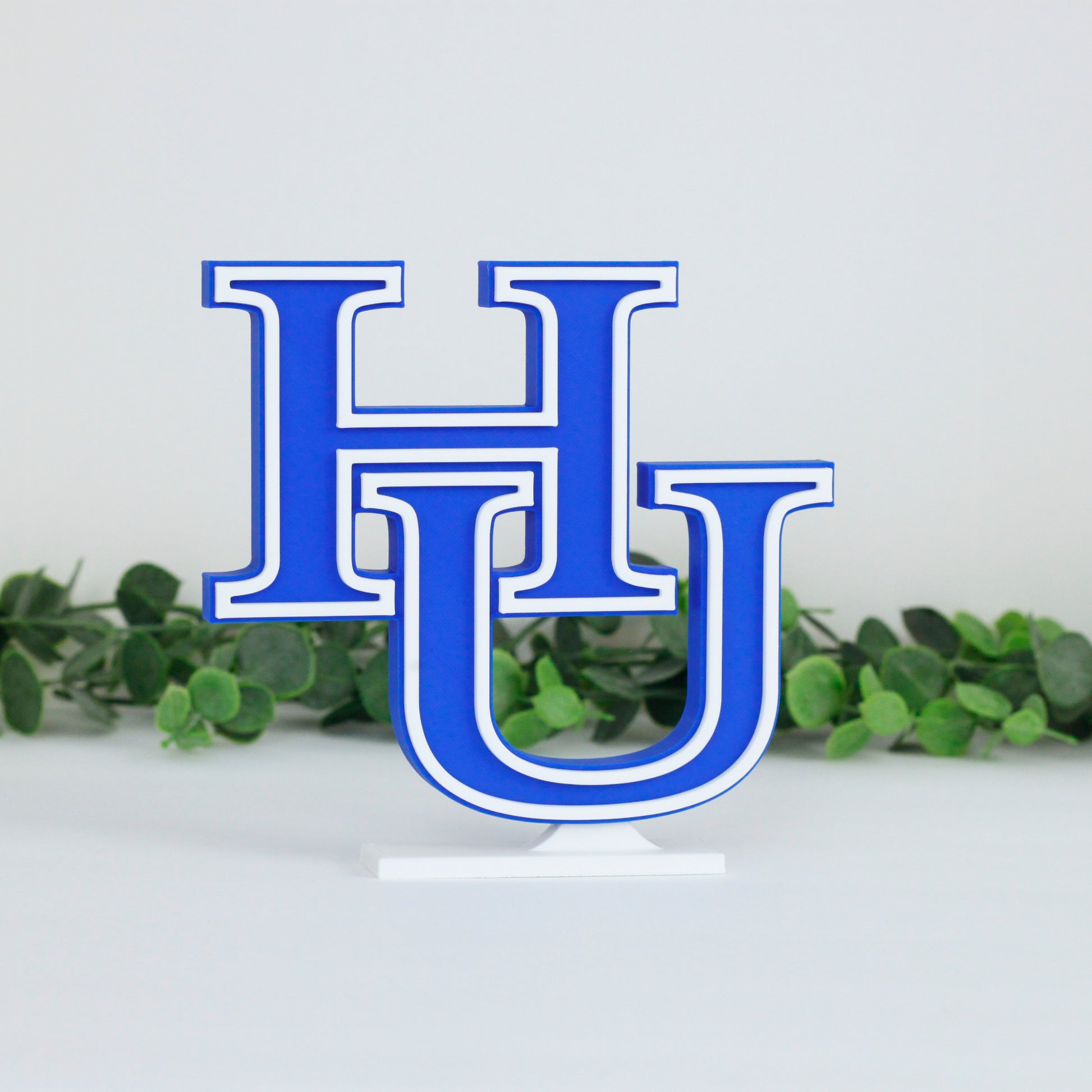 Hampton University decoration with ivy behind it.
