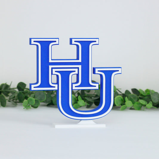 Hampton University decoration with ivy behind it.